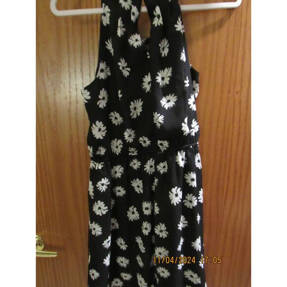 Daisy-Patterned Black Dress – Soft & Stylish, Medium - Picture 7 of 7